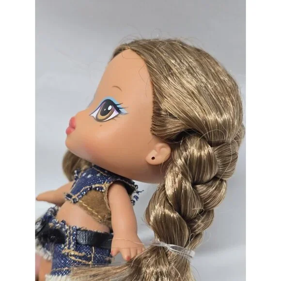 Bratz Babyz Storybook Collection - Yasmins Rodeo Ball Doll- FLAWED BELT- READ - Picture 3 of 12